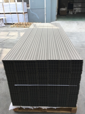 Naturalny kolor drewna plastikowego kompozytu Decking zewnętrzny wilgoć