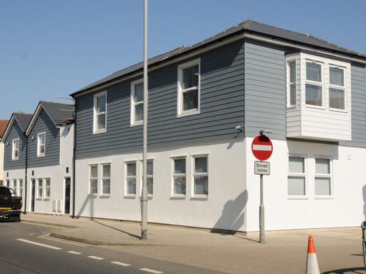 Nowoczesny design bez malowania, wodoodporne panele WPC na elewację